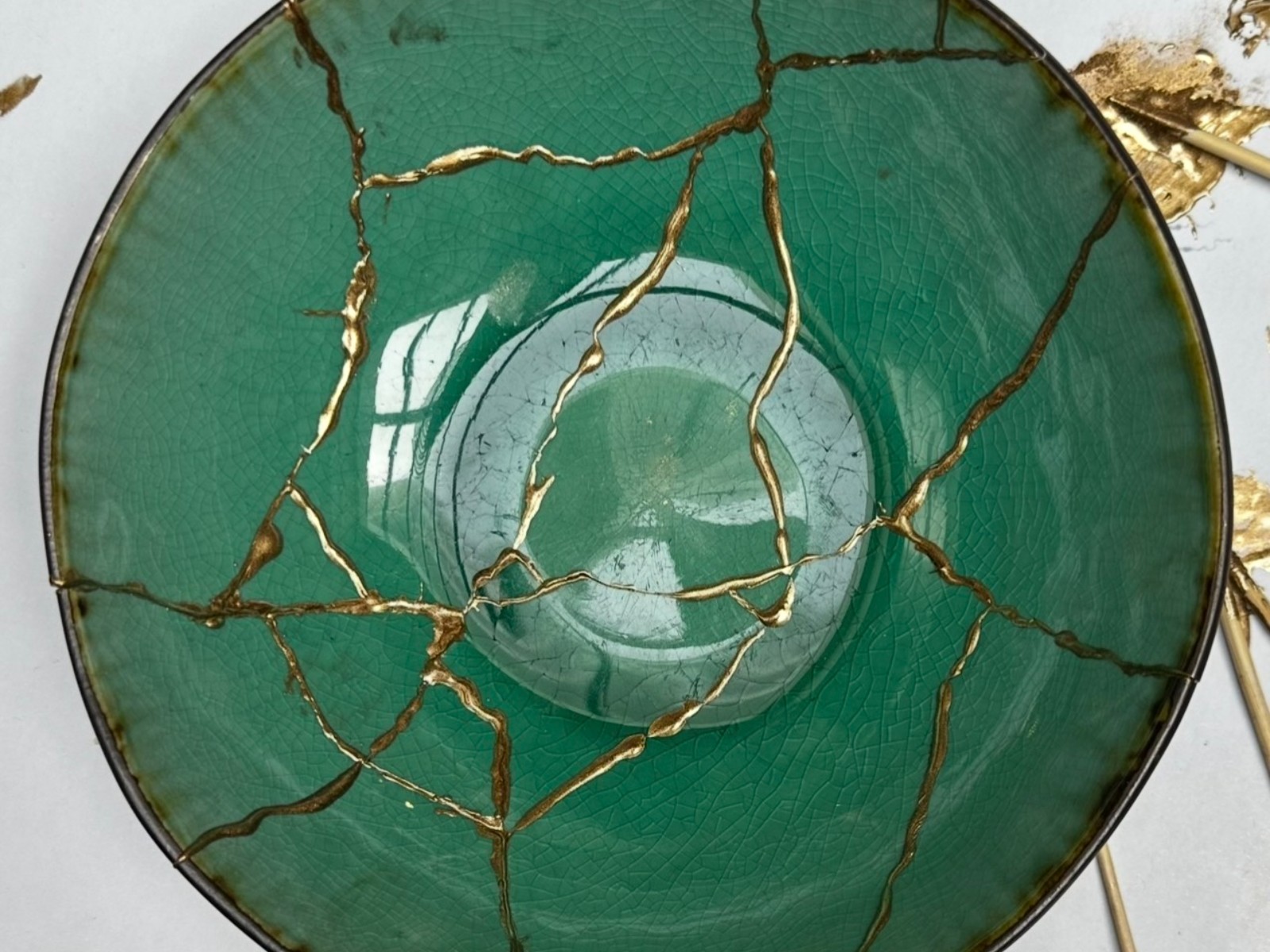 Mend a plate with the art of kintsugi — workshop in Amsterdam